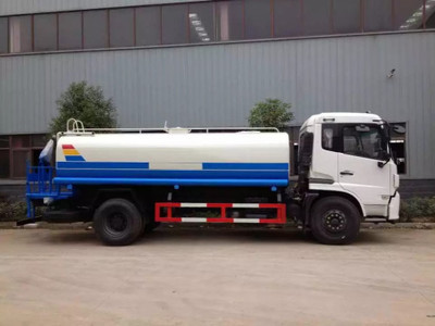 城市清晨的守護(hù)者——灑水車